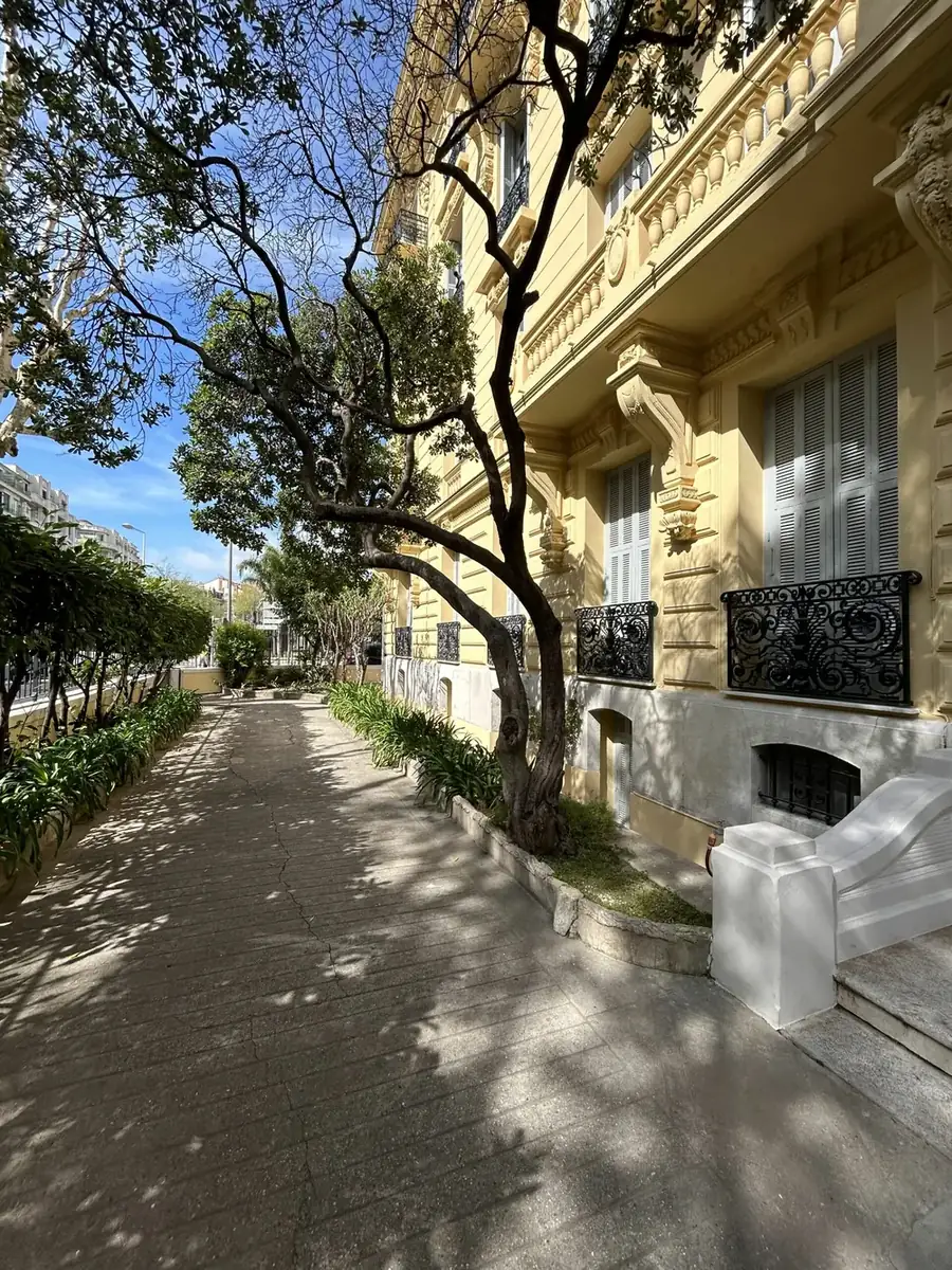Allée arborée et façade du centre d'affaires AlphaDom, boulevard Victor Hugo à Nice